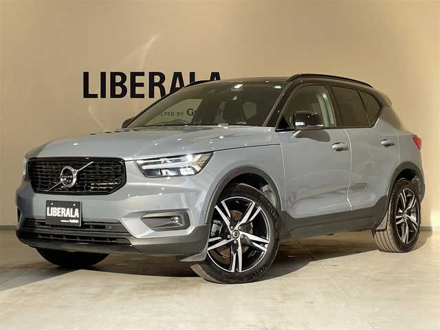 ボルボ ボルボ ＸＣ４０ B4 AWD Rデザイン 熊本県 2022(令4)年 4.7万km グレーⅡ ・スマートキー/・プッシュスタート/・パノラマサンルーフ/・CitySafety/・レーンキープエイド/・ドライバーアラート/・ロードサインインフォメーション/・ハイビームアシスト/・パーキングアシスト/・ブラインドスポットモニター/・クロストラフィックアラート/・衝突回避/・クルーズコントロール(追従式)/・ハーフレザーシート/・前席パワーシート/・全席シートヒーター /・ハンドルヒーター /・純正メモリナビ/　【Bluetooth・USB・AppleCarPlay・AndroidAuto】/・harman/kardonサウンドシステム/・フルセグTV/・全方位カメラ/・ETC/・ドライブレコーダー(前後録画)/・パワーバックドア/・LEDヘッドランプ/・LEDフォグランプ/【サンダーグレーメタリック（728）】