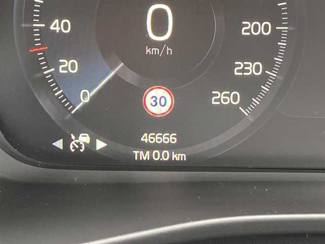 ボルボ ボルボ ＸＣ４０ B4 AWD Rデザイン 熊本県 2022(令4)年 4.7万km グレーⅡ ・スマートキー/・プッシュスタート/・パノラマサンルーフ/・CitySafety/・レーンキープエイド/・ドライバーアラート/・ロードサインインフォメーション/・ハイビームアシスト/・パーキングアシスト/・ブラインドスポットモニター/・クロストラフィックアラート/・衝突回避/・クルーズコントロール(追従式)/・ハーフレザーシート/・前席パワーシート/・全席シートヒーター /・ハンドルヒーター /・純正メモリナビ/　【Bluetooth・USB・AppleCarPlay・AndroidAuto】/・harman/kardonサウンドシステム/・フルセグTV/・全方位カメラ/・ETC/・ドライブレコーダー(前後録画)/・パワーバックドア/・LEDヘッドランプ/・LEDフォグランプ/【サンダーグレーメタリック（728）】