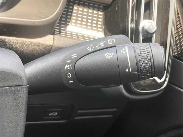 ボルボ ボルボ ＸＣ４０ B4 AWD Rデザイン 熊本県 2022(令4)年 4.7万km グレーⅡ ・スマートキー/・プッシュスタート/・パノラマサンルーフ/・CitySafety/・レーンキープエイド/・ドライバーアラート/・ロードサインインフォメーション/・ハイビームアシスト/・パーキングアシスト/・ブラインドスポットモニター/・クロストラフィックアラート/・衝突回避/・クルーズコントロール(追従式)/・ハーフレザーシート/・前席パワーシート/・全席シートヒーター /・ハンドルヒーター /・純正メモリナビ/　【Bluetooth・USB・AppleCarPlay・AndroidAuto】/・harman/kardonサウンドシステム/・フルセグTV/・全方位カメラ/・ETC/・ドライブレコーダー(前後録画)/・パワーバックドア/・LEDヘッドランプ/・LEDフォグランプ/【サンダーグレーメタリック（728）】