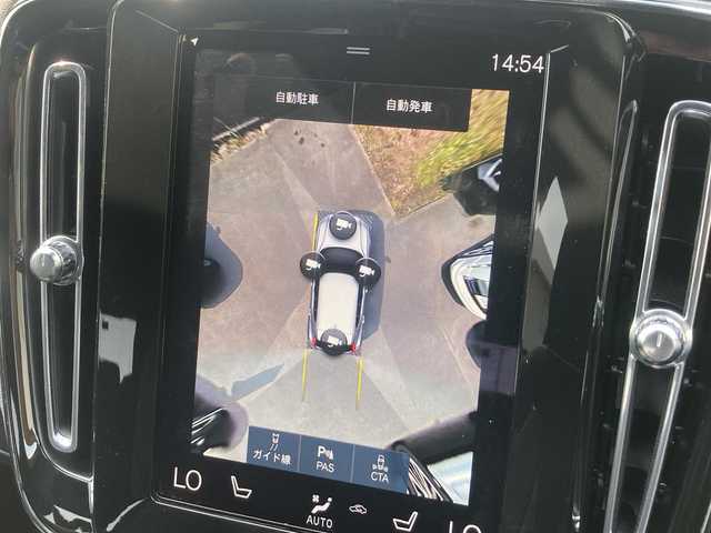 ボルボ ボルボ ＸＣ４０ B4 AWD Rデザイン 熊本県 2022(令4)年 4.7万km グレーⅡ ・スマートキー/・プッシュスタート/・パノラマサンルーフ/・CitySafety/・レーンキープエイド/・ドライバーアラート/・ロードサインインフォメーション/・ハイビームアシスト/・パーキングアシスト/・ブラインドスポットモニター/・クロストラフィックアラート/・衝突回避/・クルーズコントロール(追従式)/・ハーフレザーシート/・前席パワーシート/・全席シートヒーター /・ハンドルヒーター /・純正メモリナビ/　【Bluetooth・USB・AppleCarPlay・AndroidAuto】/・harman/kardonサウンドシステム/・フルセグTV/・全方位カメラ/・ETC/・ドライブレコーダー(前後録画)/・パワーバックドア/・LEDヘッドランプ/・LEDフォグランプ/【サンダーグレーメタリック（728）】