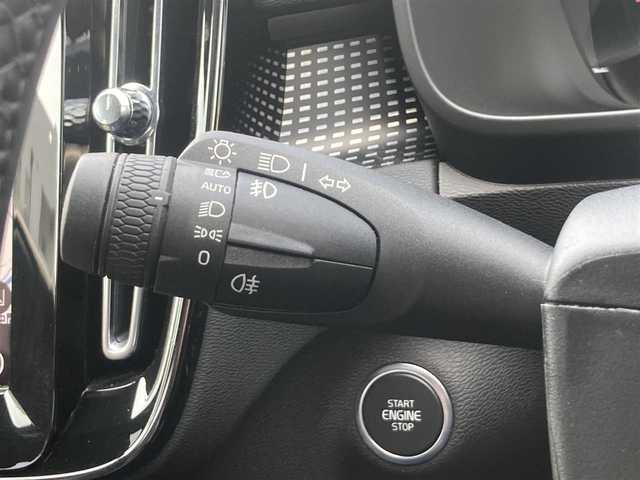 ボルボ ボルボ ＸＣ４０ B4 AWD Rデザイン 熊本県 2022(令4)年 4.7万km グレーⅡ ・スマートキー/・プッシュスタート/・パノラマサンルーフ/・CitySafety/・レーンキープエイド/・ドライバーアラート/・ロードサインインフォメーション/・ハイビームアシスト/・パーキングアシスト/・ブラインドスポットモニター/・クロストラフィックアラート/・衝突回避/・クルーズコントロール(追従式)/・ハーフレザーシート/・前席パワーシート/・全席シートヒーター /・ハンドルヒーター /・純正メモリナビ/　【Bluetooth・USB・AppleCarPlay・AndroidAuto】/・harman/kardonサウンドシステム/・フルセグTV/・全方位カメラ/・ETC/・ドライブレコーダー(前後録画)/・パワーバックドア/・LEDヘッドランプ/・LEDフォグランプ/【サンダーグレーメタリック（728）】