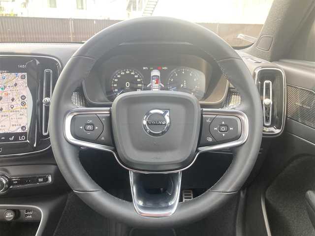 ボルボ ボルボ ＸＣ４０ B4 AWD Rデザイン 熊本県 2022(令4)年 4.7万km グレーⅡ ・スマートキー/・プッシュスタート/・パノラマサンルーフ/・CitySafety/・レーンキープエイド/・ドライバーアラート/・ロードサインインフォメーション/・ハイビームアシスト/・パーキングアシスト/・ブラインドスポットモニター/・クロストラフィックアラート/・衝突回避/・クルーズコントロール(追従式)/・ハーフレザーシート/・前席パワーシート/・全席シートヒーター /・ハンドルヒーター /・純正メモリナビ/　【Bluetooth・USB・AppleCarPlay・AndroidAuto】/・harman/kardonサウンドシステム/・フルセグTV/・全方位カメラ/・ETC/・ドライブレコーダー(前後録画)/・パワーバックドア/・LEDヘッドランプ/・LEDフォグランプ/【サンダーグレーメタリック（728）】