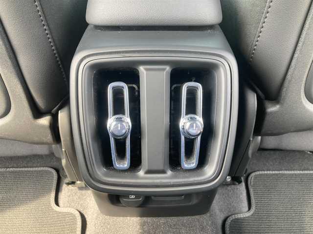 ボルボ ボルボ ＸＣ４０ B4 AWD Rデザイン 熊本県 2022(令4)年 4.7万km グレーⅡ ・スマートキー/・プッシュスタート/・パノラマサンルーフ/・CitySafety/・レーンキープエイド/・ドライバーアラート/・ロードサインインフォメーション/・ハイビームアシスト/・パーキングアシスト/・ブラインドスポットモニター/・クロストラフィックアラート/・衝突回避/・クルーズコントロール(追従式)/・ハーフレザーシート/・前席パワーシート/・全席シートヒーター /・ハンドルヒーター /・純正メモリナビ/　【Bluetooth・USB・AppleCarPlay・AndroidAuto】/・harman/kardonサウンドシステム/・フルセグTV/・全方位カメラ/・ETC/・ドライブレコーダー(前後録画)/・パワーバックドア/・LEDヘッドランプ/・LEDフォグランプ/【サンダーグレーメタリック（728）】