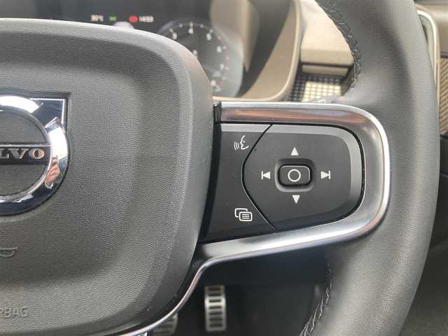 ボルボ ボルボ ＸＣ４０ B4 AWD Rデザイン 熊本県 2022(令4)年 4.7万km グレーⅡ ・スマートキー/・プッシュスタート/・パノラマサンルーフ/・CitySafety/・レーンキープエイド/・ドライバーアラート/・ロードサインインフォメーション/・ハイビームアシスト/・パーキングアシスト/・ブラインドスポットモニター/・クロストラフィックアラート/・衝突回避/・クルーズコントロール(追従式)/・ハーフレザーシート/・前席パワーシート/・全席シートヒーター /・ハンドルヒーター /・純正メモリナビ/　【Bluetooth・USB・AppleCarPlay・AndroidAuto】/・harman/kardonサウンドシステム/・フルセグTV/・全方位カメラ/・ETC/・ドライブレコーダー(前後録画)/・パワーバックドア/・LEDヘッドランプ/・LEDフォグランプ/【サンダーグレーメタリック（728）】