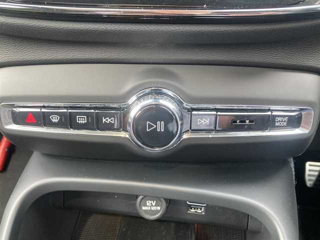 ボルボ ボルボ ＸＣ４０ B4 AWD Rデザイン 熊本県 2022(令4)年 4.7万km グレーⅡ ・スマートキー/・プッシュスタート/・パノラマサンルーフ/・CitySafety/・レーンキープエイド/・ドライバーアラート/・ロードサインインフォメーション/・ハイビームアシスト/・パーキングアシスト/・ブラインドスポットモニター/・クロストラフィックアラート/・衝突回避/・クルーズコントロール(追従式)/・ハーフレザーシート/・前席パワーシート/・全席シートヒーター /・ハンドルヒーター /・純正メモリナビ/　【Bluetooth・USB・AppleCarPlay・AndroidAuto】/・harman/kardonサウンドシステム/・フルセグTV/・全方位カメラ/・ETC/・ドライブレコーダー(前後録画)/・パワーバックドア/・LEDヘッドランプ/・LEDフォグランプ/【サンダーグレーメタリック（728）】