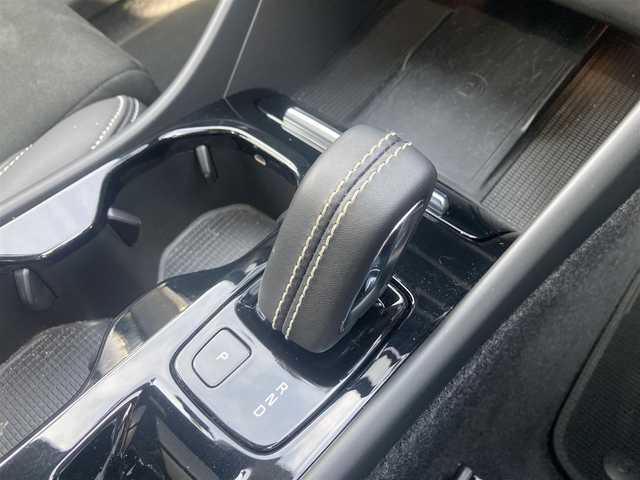 ボルボ ボルボ ＸＣ４０ B4 AWD Rデザイン 熊本県 2022(令4)年 4.7万km グレーⅡ ・スマートキー/・プッシュスタート/・パノラマサンルーフ/・CitySafety/・レーンキープエイド/・ドライバーアラート/・ロードサインインフォメーション/・ハイビームアシスト/・パーキングアシスト/・ブラインドスポットモニター/・クロストラフィックアラート/・衝突回避/・クルーズコントロール(追従式)/・ハーフレザーシート/・前席パワーシート/・全席シートヒーター /・ハンドルヒーター /・純正メモリナビ/　【Bluetooth・USB・AppleCarPlay・AndroidAuto】/・harman/kardonサウンドシステム/・フルセグTV/・全方位カメラ/・ETC/・ドライブレコーダー(前後録画)/・パワーバックドア/・LEDヘッドランプ/・LEDフォグランプ/【サンダーグレーメタリック（728）】