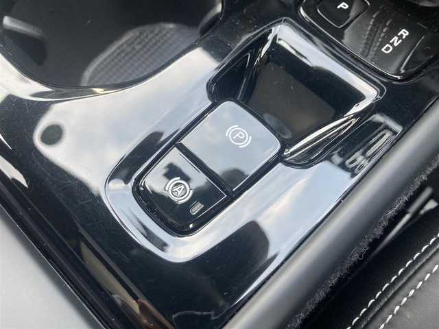 ボルボ ボルボ ＸＣ４０ B4 AWD Rデザイン 熊本県 2022(令4)年 4.7万km グレーⅡ ・スマートキー/・プッシュスタート/・パノラマサンルーフ/・CitySafety/・レーンキープエイド/・ドライバーアラート/・ロードサインインフォメーション/・ハイビームアシスト/・パーキングアシスト/・ブラインドスポットモニター/・クロストラフィックアラート/・衝突回避/・クルーズコントロール(追従式)/・ハーフレザーシート/・前席パワーシート/・全席シートヒーター /・ハンドルヒーター /・純正メモリナビ/　【Bluetooth・USB・AppleCarPlay・AndroidAuto】/・harman/kardonサウンドシステム/・フルセグTV/・全方位カメラ/・ETC/・ドライブレコーダー(前後録画)/・パワーバックドア/・LEDヘッドランプ/・LEDフォグランプ/【サンダーグレーメタリック（728）】