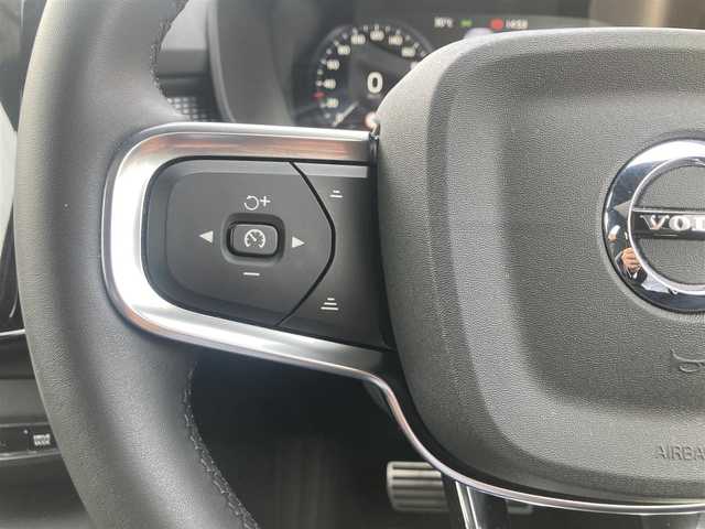 ボルボ ボルボ ＸＣ４０ B4 AWD Rデザイン 熊本県 2022(令4)年 4.7万km グレーⅡ ・スマートキー/・プッシュスタート/・パノラマサンルーフ/・CitySafety/・レーンキープエイド/・ドライバーアラート/・ロードサインインフォメーション/・ハイビームアシスト/・パーキングアシスト/・ブラインドスポットモニター/・クロストラフィックアラート/・衝突回避/・クルーズコントロール(追従式)/・ハーフレザーシート/・前席パワーシート/・全席シートヒーター /・ハンドルヒーター /・純正メモリナビ/　【Bluetooth・USB・AppleCarPlay・AndroidAuto】/・harman/kardonサウンドシステム/・フルセグTV/・全方位カメラ/・ETC/・ドライブレコーダー(前後録画)/・パワーバックドア/・LEDヘッドランプ/・LEDフォグランプ/【サンダーグレーメタリック（728）】