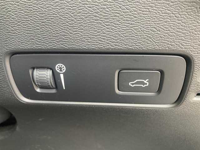 ボルボ ボルボ ＸＣ４０ B4 AWD Rデザイン 熊本県 2022(令4)年 4.7万km グレーⅡ ・スマートキー/・プッシュスタート/・パノラマサンルーフ/・CitySafety/・レーンキープエイド/・ドライバーアラート/・ロードサインインフォメーション/・ハイビームアシスト/・パーキングアシスト/・ブラインドスポットモニター/・クロストラフィックアラート/・衝突回避/・クルーズコントロール(追従式)/・ハーフレザーシート/・前席パワーシート/・全席シートヒーター /・ハンドルヒーター /・純正メモリナビ/　【Bluetooth・USB・AppleCarPlay・AndroidAuto】/・harman/kardonサウンドシステム/・フルセグTV/・全方位カメラ/・ETC/・ドライブレコーダー(前後録画)/・パワーバックドア/・LEDヘッドランプ/・LEDフォグランプ/【サンダーグレーメタリック（728）】