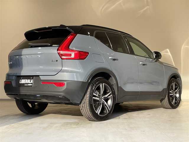 ボルボ ボルボ ＸＣ４０ B4 AWD Rデザイン 熊本県 2022(令4)年 4.7万km グレーⅡ ・スマートキー/・プッシュスタート/・パノラマサンルーフ/・CitySafety/・レーンキープエイド/・ドライバーアラート/・ロードサインインフォメーション/・ハイビームアシスト/・パーキングアシスト/・ブラインドスポットモニター/・クロストラフィックアラート/・衝突回避/・クルーズコントロール(追従式)/・ハーフレザーシート/・前席パワーシート/・全席シートヒーター /・ハンドルヒーター /・純正メモリナビ/　【Bluetooth・USB・AppleCarPlay・AndroidAuto】/・harman/kardonサウンドシステム/・フルセグTV/・全方位カメラ/・ETC/・ドライブレコーダー(前後録画)/・パワーバックドア/・LEDヘッドランプ/・LEDフォグランプ/【サンダーグレーメタリック（728）】