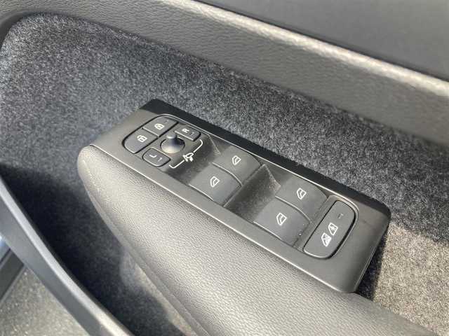 ボルボ ボルボ ＸＣ４０ B4 AWD Rデザイン 熊本県 2022(令4)年 4.7万km グレーⅡ ・スマートキー/・プッシュスタート/・パノラマサンルーフ/・CitySafety/・レーンキープエイド/・ドライバーアラート/・ロードサインインフォメーション/・ハイビームアシスト/・パーキングアシスト/・ブラインドスポットモニター/・クロストラフィックアラート/・衝突回避/・クルーズコントロール(追従式)/・ハーフレザーシート/・前席パワーシート/・全席シートヒーター /・ハンドルヒーター /・純正メモリナビ/　【Bluetooth・USB・AppleCarPlay・AndroidAuto】/・harman/kardonサウンドシステム/・フルセグTV/・全方位カメラ/・ETC/・ドライブレコーダー(前後録画)/・パワーバックドア/・LEDヘッドランプ/・LEDフォグランプ/【サンダーグレーメタリック（728）】