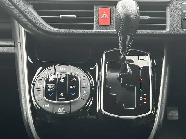 トヨタ ヴォクシー ZS 煌Ⅲ 千葉県 2021(令3)年 3.5万km ブラック 純正10インチナビ/(フルセグTV/BT/CD/DVD/FM/AM)/バックカメラ/衝突被害軽減システム/車線逸脱警報/クルーズコントロール/両側パワースライドドア/横滑り防止装置/ビルトインETC/ドライブレコーダー/アイドリングストップ/LEDヘッドライト/フォグランプ/オートライト/ウィンカーミラー/電動格納ミラー/純正16インチAW/シートリフター/プッシュスタート/スマートキー/フロアマット/ドアバイザー/スペアキー/取扱説明書/保証書