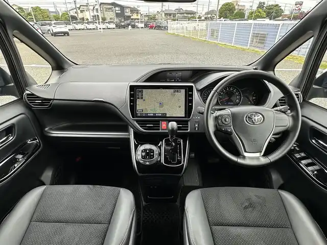 トヨタ ヴォクシー ZS 煌Ⅲ 千葉県 2021(令3)年 3.5万km ブラック 純正10インチナビ/(フルセグTV/BT/CD/DVD/FM/AM)/バックカメラ/衝突被害軽減システム/車線逸脱警報/クルーズコントロール/両側パワースライドドア/横滑り防止装置/ビルトインETC/ドライブレコーダー/アイドリングストップ/LEDヘッドライト/フォグランプ/オートライト/ウィンカーミラー/電動格納ミラー/純正16インチAW/シートリフター/プッシュスタート/スマートキー/フロアマット/ドアバイザー/スペアキー/取扱説明書/保証書