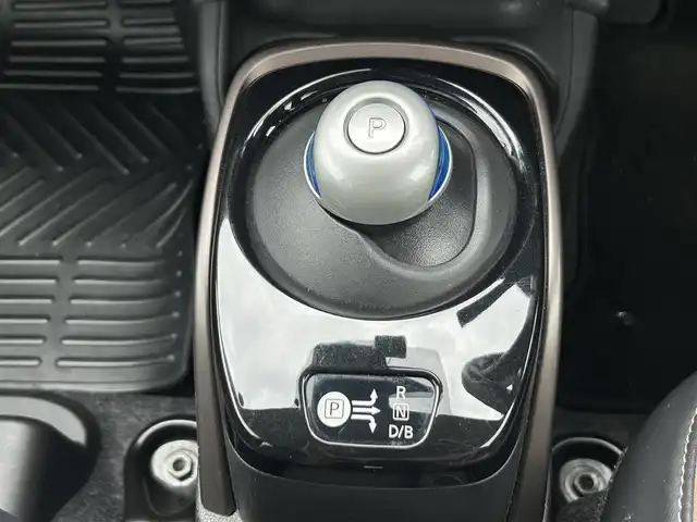 日産 ノート e－パワー メダリスト 奈良県 2018(平30)年 3.5万km ブリリアントホワイトパール 純正ナビ(フルセグTV/CD/AM・FM/BT)/地図SD欠品のため動作未確認/アラウンドビューモニター/ETC/前方ドラレコ/インテリジェントルームミラー/エマージェンシーブレーキ/車線逸脱防止支援/踏み間違い衝突防止アシスト/クルーズコントロール/ハーフレザーシート/LEDヘッドライト/純正15インチアルミホイール/純正フロアマット