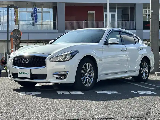 日産 フーガ ハイブリッド 長崎県 2015(平27)年 7.3万km クリスタルホワイトパール 純正HDDナビ/・AM/FM/BT/フルセグTV/CD/DVD/ステアリングスイッチ/バックカメラ/全方位カメラ/MT付AT/革シート/前席パワーシート/D席メモリーシート/前席シートヒーター/前席シートクーラー/サンルーフ/電動チルトステアリング/BSM/LDA/エマージェンシーブレーキ/レーダークルーズコントロール/コーナーセンサー/BOSEスピーカー/ビルトインETC/トランクイージークローザー/取扱説明書/ナビ取扱説明書/スペアキー