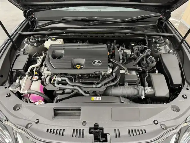 レクサス ＥＳ 300h バージョンL 三重県 2022(令4)年 4.1万km グラファイトブラックガラスフレーク ハイブリッド/FF/MTモード付フロアCVT/12.3インチナビ/（AM/FM/CD/DVD/SDREC/SD/USB/Bluetooth/TV/AUX）/パノラミックビューモニター/【OP】マークレビンソン プレミアムサラウンドサウンドシステム/ドライブレコーダー 前後/ETC2.0/Lexus Safety System＋/●プリクラッシュセーフティ/●レーントレーシングアシスト/●レーダークルコン/●ブレードスキャンアダプティブハイビーム/●ロードサインアシスト/●先行車発進告知/●ドライバー異常時対応システム/・ブラインドスポットモニター/・パーキングサポートブレーキ（静止物、後方接近車両＆歩行者）/・ITS Connect/・三眼LEDヘッドランプ/・【OP】デジタルインナーミラー/装備/・黒革シート/・シートヒーター（ALL）/ベンチレーション（D/N）/ハンドルヒーター/・4wayランバーサポート付パワーシート（D10way/N8way）/・後席電動リクライニング/・3席独立温度調整オートエアコン/・ムーンルーフ/・電動リヤガラスサンシェード/・AC100Vコンセント（2ヶ・1500W）/・ハンズフリーパワートランク/・【OP】おくだけ充電/・18inノイズリダクションアルミホイール/など