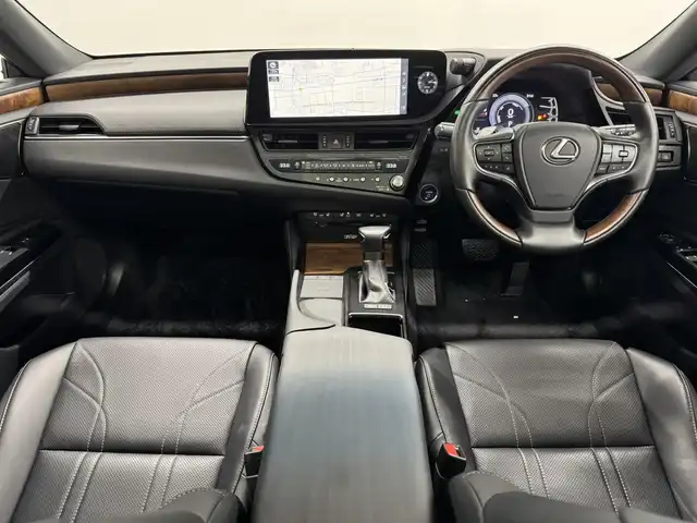 レクサス ＥＳ 300h バージョンL 三重県 2022(令4)年 4.1万km グラファイトブラックガラスフレーク ハイブリッド/FF/MTモード付フロアCVT/12.3インチナビ/（AM/FM/CD/DVD/SDREC/SD/USB/Bluetooth/TV/AUX）/パノラミックビューモニター/【OP】マークレビンソン プレミアムサラウンドサウンドシステム/ドライブレコーダー 前後/ETC2.0/Lexus Safety System＋/●プリクラッシュセーフティ/●レーントレーシングアシスト/●レーダークルコン/●ブレードスキャンアダプティブハイビーム/●ロードサインアシスト/●先行車発進告知/●ドライバー異常時対応システム/・ブラインドスポットモニター/・パーキングサポートブレーキ（静止物、後方接近車両＆歩行者）/・ITS Connect/・三眼LEDヘッドランプ/・【OP】デジタルインナーミラー/装備/・黒革シート/・シートヒーター（ALL）/ベンチレーション（D/N）/ハンドルヒーター/・4wayランバーサポート付パワーシート（D10way/N8way）/・後席電動リクライニング/・3席独立温度調整オートエアコン/・ムーンルーフ/・電動リヤガラスサンシェード/・AC100Vコンセント（2ヶ・1500W）/・ハンズフリーパワートランク/・【OP】おくだけ充電/・18inノイズリダクションアルミホイール/など