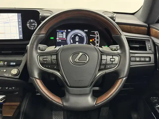 レクサス ＥＳ 300h バージョンL 三重県 2022(令4)年 4.1万km グラファイトブラックガラスフレーク ハイブリッド/FF/MTモード付フロアCVT/12.3インチナビ/（AM/FM/CD/DVD/SDREC/SD/USB/Bluetooth/TV/AUX）/パノラミックビューモニター/【OP】マークレビンソン プレミアムサラウンドサウンドシステム/ドライブレコーダー 前後/ETC2.0/Lexus Safety System＋/●プリクラッシュセーフティ/●レーントレーシングアシスト/●レーダークルコン/●ブレードスキャンアダプティブハイビーム/●ロードサインアシスト/●先行車発進告知/●ドライバー異常時対応システム/・ブラインドスポットモニター/・パーキングサポートブレーキ（静止物、後方接近車両＆歩行者）/・ITS Connect/・三眼LEDヘッドランプ/・【OP】デジタルインナーミラー/装備/・黒革シート/・シートヒーター（ALL）/ベンチレーション（D/N）/ハンドルヒーター/・4wayランバーサポート付パワーシート（D10way/N8way）/・後席電動リクライニング/・3席独立温度調整オートエアコン/・ムーンルーフ/・電動リヤガラスサンシェード/・AC100Vコンセント（2ヶ・1500W）/・ハンズフリーパワートランク/・【OP】おくだけ充電/・18inノイズリダクションアルミホイール/など