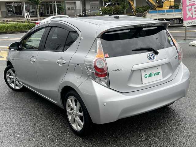トヨタ アクア G 京都府 2013(平25)年 0.9万km シルバーM ワンオーナー/登録時走行距離　8689Km/純正メモリーナビ/・ワンセグTV/・CD再生/・BT接続/社外ミラー型レーダー/ETC/オートコーナーポール/ECO MODE/EV MODE/ISOFIX/レザーステアリング/プッシュスタート/スマートキー×2個/純正16インチアルミホイール/リアスポイラー/スペアタイヤ/純正フロアマット/純正ドアバイザー/車両保証書/車両取説/ナビ取説