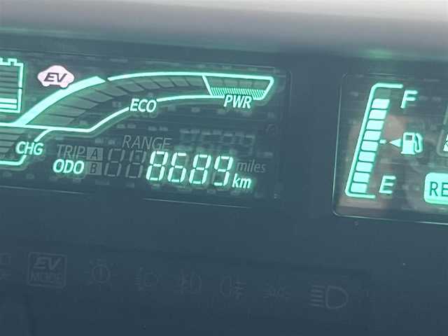 トヨタ アクア G 京都府 2013(平25)年 0.9万km シルバーM ワンオーナー/登録時走行距離　8689Km/純正メモリーナビ/・ワンセグTV/・CD再生/・BT接続/社外ミラー型レーダー/ETC/オートコーナーポール/ECO MODE/EV MODE/ISOFIX/レザーステアリング/プッシュスタート/スマートキー×2個/純正16インチアルミホイール/リアスポイラー/スペアタイヤ/純正フロアマット/純正ドアバイザー/車両保証書/車両取説/ナビ取説