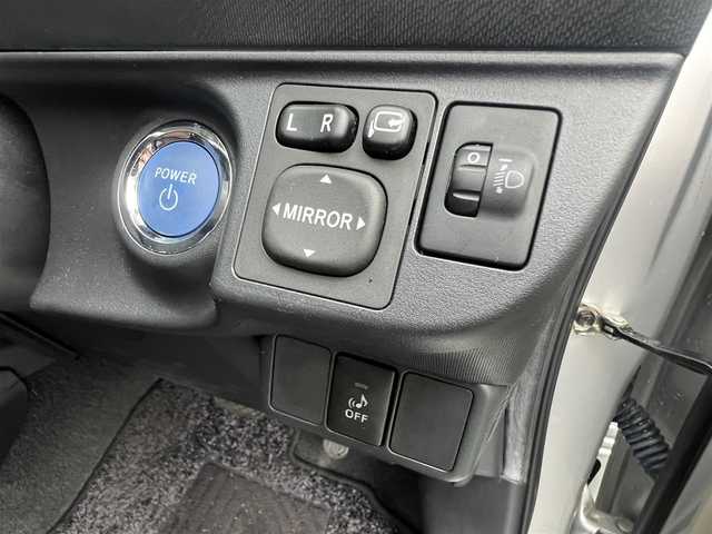 トヨタ アクア G 京都府 2013(平25)年 0.9万km シルバーM ワンオーナー/登録時走行距離　8689Km/純正メモリーナビ/・ワンセグTV/・CD再生/・BT接続/社外ミラー型レーダー/ETC/オートコーナーポール/ECO MODE/EV MODE/ISOFIX/レザーステアリング/プッシュスタート/スマートキー×2個/純正16インチアルミホイール/リアスポイラー/スペアタイヤ/純正フロアマット/純正ドアバイザー/車両保証書/車両取説/ナビ取説