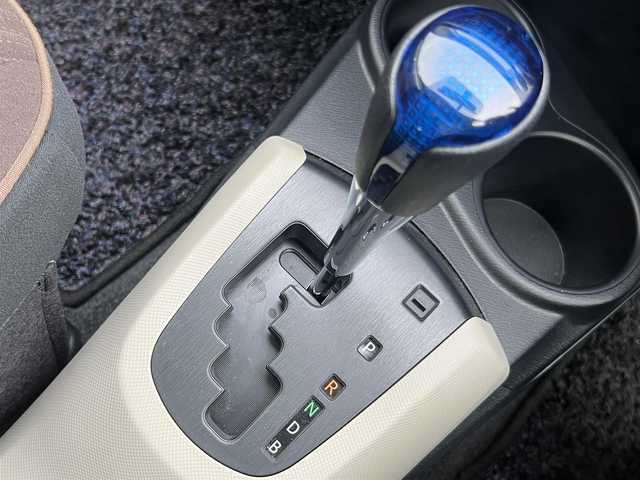トヨタ アクア G 京都府 2013(平25)年 0.9万km シルバーM ワンオーナー/登録時走行距離　8689Km/純正メモリーナビ/・ワンセグTV/・CD再生/・BT接続/社外ミラー型レーダー/ETC/オートコーナーポール/ECO MODE/EV MODE/ISOFIX/レザーステアリング/プッシュスタート/スマートキー×2個/純正16インチアルミホイール/リアスポイラー/スペアタイヤ/純正フロアマット/純正ドアバイザー/車両保証書/車両取説/ナビ取説