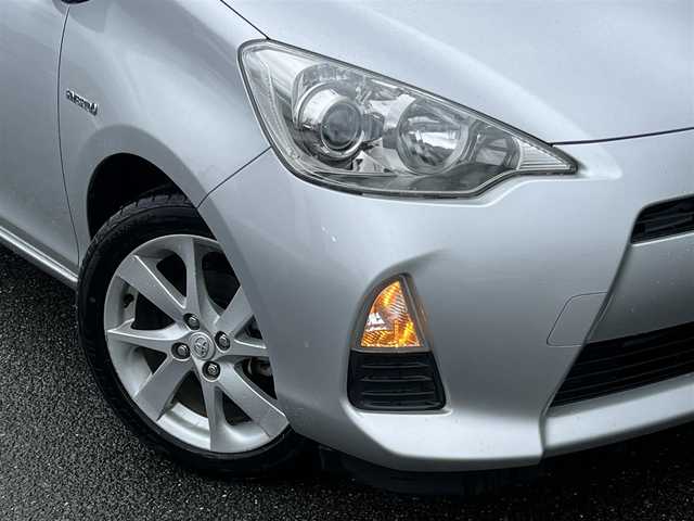 トヨタ アクア G 京都府 2013(平25)年 0.9万km シルバーM ワンオーナー/登録時走行距離　8689Km/純正メモリーナビ/・ワンセグTV/・CD再生/・BT接続/社外ミラー型レーダー/ETC/オートコーナーポール/ECO MODE/EV MODE/ISOFIX/レザーステアリング/プッシュスタート/スマートキー×2個/純正16インチアルミホイール/リアスポイラー/スペアタイヤ/純正フロアマット/純正ドアバイザー/車両保証書/車両取説/ナビ取説