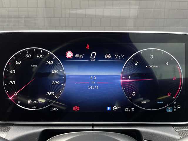 メルセデス・ベンツ Ｍ・ベンツ Ｃ２２０ｄ アバンギャルド　AMGライン 三重県 2023(令5)年 1.5万km パール オパリスホワイト/パノラミックスライディングルーフ/ヘッドアップディスプレイ/純正ナビ/全方位カメラ/フルセグTV/Bluetooth/アンビエントライト/ハーフレザーシート/パワーシート/シートヒーター/LEDヘッドライト/デジタルメーター/純正18インチアルミ/ETC車載器