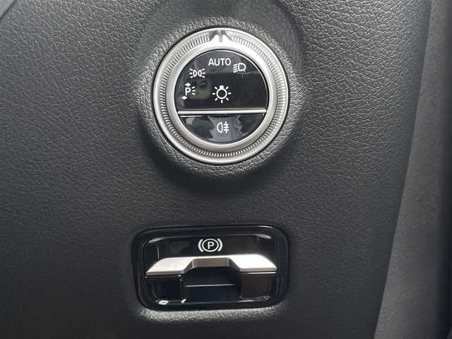 メルセデス・ベンツ Ｍ・ベンツ Ｃ２２０ｄ アバンギャルド　AMGライン 三重県 2023(令5)年 1.5万km パール オパリスホワイト/パノラミックスライディングルーフ/ヘッドアップディスプレイ/純正ナビ/全方位カメラ/フルセグTV/Bluetooth/アンビエントライト/ハーフレザーシート/パワーシート/シートヒーター/LEDヘッドライト/デジタルメーター/純正18インチアルミ/ETC車載器