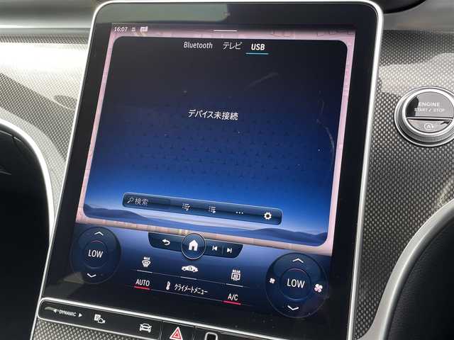 メルセデス・ベンツ Ｍ・ベンツ Ｃ２２０ｄ アバンギャルド　AMGライン 三重県 2023(令5)年 1.5万km パール オパリスホワイト/パノラミックスライディングルーフ/ヘッドアップディスプレイ/純正ナビ/全方位カメラ/フルセグTV/Bluetooth/アンビエントライト/ハーフレザーシート/パワーシート/シートヒーター/LEDヘッドライト/デジタルメーター/純正18インチアルミ/ETC車載器