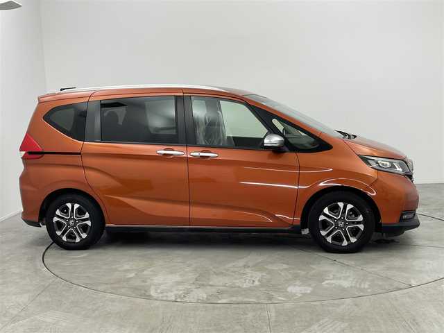 ホンダ フリード クロスター ホンダセンシング 愛知県 2020(令2)年 4.1万km プレミアムクリスタルオレンジM ホンダセンシング/・衝突軽減ブレーキ/・レーダークルーズコントロール　/・横滑り防止装置/・衝突軽減ブレーキ/・車線逸脱装置/純正ナビ/・Bluetooth/・フルセグTV/ステアリングリモコン/バックカメラ　/ハーフレザー　/ビルトインＥＴＣ　/ＵＳＢ　/両側パワースライドドア/ルーフレール　/ＬＥＤライト　/スマートキー　/アルミホイール　/ウォークスルー　