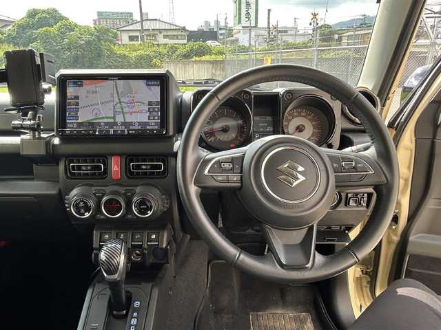 スズキ ジムニー シエラ JC 長崎県 2022(令4)年 2.2万km シフォンアイボリーメタリックブラック2トーンルーフ 社外9インチナビ/（CD/DVD/BT/フルセグ）/バックカメラ/衝突軽減システム/レーンアシスト/クルーズコントロール/シートヒーター/ステアリングスイッチ/前後ドライブレコーダー/マッドガード/オートライト/ETC/純正15インチAW