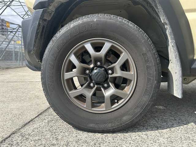 スズキ ジムニー シエラ JC 長崎県 2022(令4)年 2.2万km シフォンアイボリーメタリックブラック2トーンルーフ 社外9インチナビ/（CD/DVD/BT/フルセグ）/バックカメラ/衝突軽減システム/レーンアシスト/クルーズコントロール/シートヒーター/ステアリングスイッチ/前後ドライブレコーダー/マッドガード/オートライト/ETC/純正15インチAW