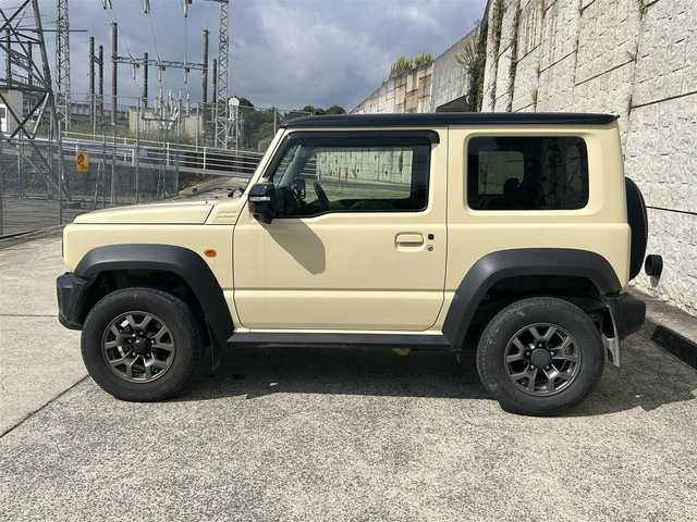 スズキ ジムニー シエラ JC 長崎県 2022(令4)年 2.2万km シフォンアイボリーメタリックブラック2トーンルーフ 社外9インチナビ/（CD/DVD/BT/フルセグ）/バックカメラ/衝突軽減システム/レーンアシスト/クルーズコントロール/シートヒーター/ステアリングスイッチ/前後ドライブレコーダー/マッドガード/オートライト/ETC/純正15インチAW