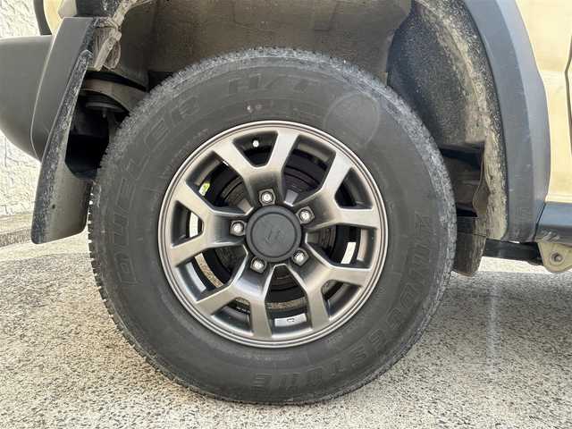 スズキ ジムニー シエラ JC 長崎県 2022(令4)年 2.2万km シフォンアイボリーメタリックブラック2トーンルーフ 社外9インチナビ/（CD/DVD/BT/フルセグ）/バックカメラ/衝突軽減システム/レーンアシスト/クルーズコントロール/シートヒーター/ステアリングスイッチ/前後ドライブレコーダー/マッドガード/オートライト/ETC/純正15インチAW