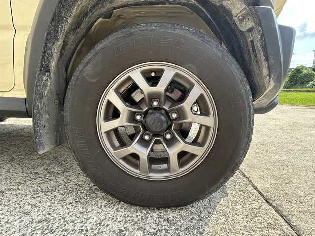 スズキ ジムニー シエラ JC 長崎県 2022(令4)年 2.2万km シフォンアイボリーメタリックブラック2トーンルーフ 社外9インチナビ/（CD/DVD/BT/フルセグ）/バックカメラ/衝突軽減システム/レーンアシスト/クルーズコントロール/シートヒーター/ステアリングスイッチ/前後ドライブレコーダー/マッドガード/オートライト/ETC/純正15インチAW