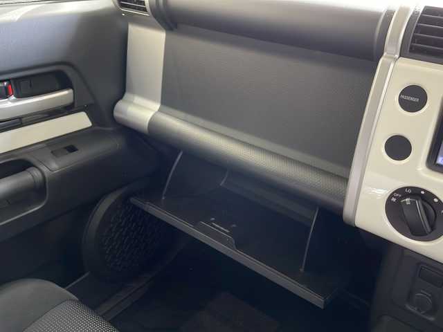 トヨタ ＦＪクルーザー カラーパッケージ 高知県 2012(平24)年 3.9万km ホワイト 純正ナビ/・フルセグＴＶ/・Ｂｌｕｅｔｏｏｔｈオーディオ/ＥＴＣ/４ＷＤ/ＷＥＤＳキーラー１７インチＡＷ/純正フロアマット/コーナーセンサー/クルコン/純正フロアマット