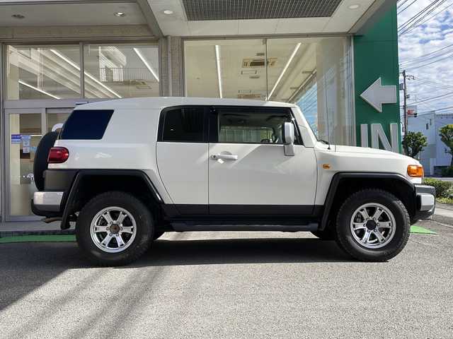 トヨタ ＦＪクルーザー カラーパッケージ 高知県 2012(平24)年 3.9万km ホワイト 純正ナビ/・フルセグＴＶ/・Ｂｌｕｅｔｏｏｔｈオーディオ/ＥＴＣ/４ＷＤ/ＷＥＤＳキーラー１７インチＡＷ/純正フロアマット/コーナーセンサー/クルコン/純正フロアマット