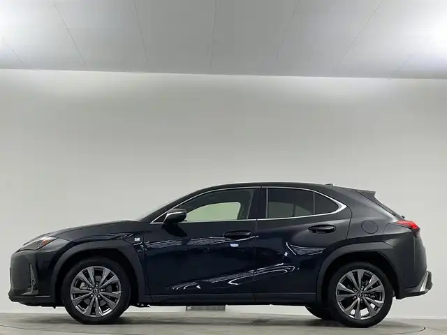 レクサス ＵＸ 200 Fスポーツ 埼玉県 2020(令2)年 3.2万km グラファイトブラックガラスフレーク 禁煙車　サンルーフ　赤レザーシート　3眼ヘッドライト　全方位カメラ　BSM　シートヒーター　ETC2.0　ドライブレコーダー　コーナーセンサー　レーダークルーズコントロール　衝突被害軽減