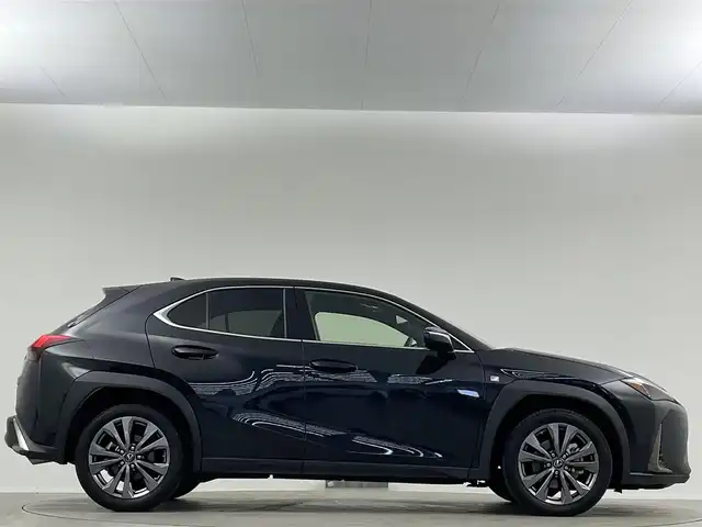レクサス ＵＸ 200 Fスポーツ 埼玉県 2020(令2)年 3.2万km グラファイトブラックガラスフレーク 禁煙車　サンルーフ　赤レザーシート　3眼ヘッドライト　全方位カメラ　BSM　シートヒーター　ETC2.0　ドライブレコーダー　コーナーセンサー　レーダークルーズコントロール　衝突被害軽減