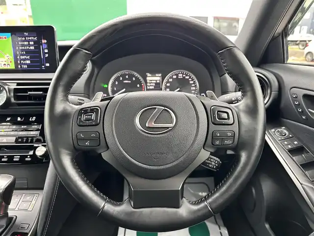 レクサス ＩＳ 300h バージョンL 宮城県 2023(令5)年 5.6万km ソニッククォーツ ムーンルーフ/パノラミックビューモニター/＝＝＝/モデリスタ フロントウィングスポイラー/モデリスタ サイドスカート/モデリスタ リアスタイリングキット（リヤスカート・スポーツマフラー）/モデリスタ トランクスポイラー/セーフティシステムプラス/・プリクラッシュセーフティ/・レーントレーシングアシスト/・オートマチックハイビーム/・レーダークルーズコントロール/・ロードサインアシスト/・先行車発進告知機能/・ドライバー異常時対応システム/ブラインドスポットモニター/パーキングサポートブレーキ/純正ナビ/・CD/DVD/・Blu-ray/・Bluetooth/・フルセグTV/ビルトインETC2.0/本革シート/パワーシート/シートヒーター/ベンチレーション/革巻きステアリング/ステアリングヒーター/パドルシフト/電動パーキングブレーキ/ブレーキホールド/フル3眼LEDヘッドランプ/オートライト/スマートキー＆プッシュスタート/電動格納ミラー/電動サンシェード（リア）/純正19インチAW/純正フロアマット