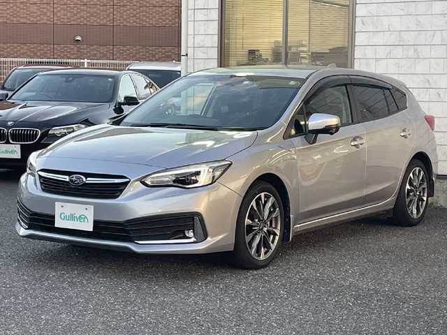 スバル インプレッサ スポーツ 2．0i－Lアイサイト 福岡県 2020(令2)年 0.8万km アイスシルバーメタリック ワンオーナー/純正8インチメモリナビ【NR-MZ300-BIN-4】/(AM/FM/CD/DVD/MusicFolder/iPod/Bluetooth/フルセグTV)/バック/サイド/フロントカメラ/アイサイトver.3/・プリクラッシュブレーキ/・全車速追従機能付クルーズコントロール/・定速クルーズコントロール/・アクティブレーンキープ/・AT誤発進/誤後進抑制制御/後側方警戒支援システム/横滑り防止/オートビークルホールド/電動パーキングブレーキ/Panasonic前方ドライブレコーダー【CA-DR03TDFA】/三菱ETC2.0/革巻きステアリング/パドルシフト/ステアリングスイッチ/シートメモリー(D)/パワーシート(D/N)/純正フロアマット/USB端子/アクセサリーソケット/ISOFIX/スペアキー×1/保証書/取扱説明書/ナビ取扱説明書