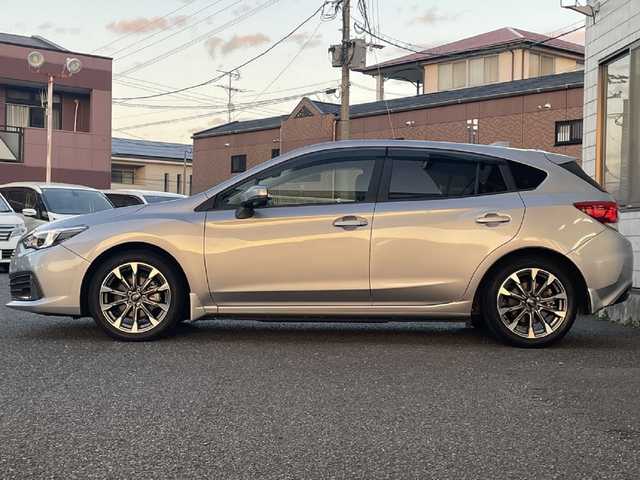 スバル インプレッサ スポーツ 2．0i－Lアイサイト 福岡県 2020(令2)年 0.8万km アイスシルバーメタリック ワンオーナー/純正8インチメモリナビ【NR-MZ300-BIN-4】/(AM/FM/CD/DVD/MusicFolder/iPod/Bluetooth/フルセグTV)/バック/サイド/フロントカメラ/アイサイトver.3/・プリクラッシュブレーキ/・全車速追従機能付クルーズコントロール/・定速クルーズコントロール/・アクティブレーンキープ/・AT誤発進/誤後進抑制制御/後側方警戒支援システム/横滑り防止/オートビークルホールド/電動パーキングブレーキ/Panasonic前方ドライブレコーダー【CA-DR03TDFA】/三菱ETC2.0/革巻きステアリング/パドルシフト/ステアリングスイッチ/シートメモリー(D)/パワーシート(D/N)/純正フロアマット/USB端子/アクセサリーソケット/ISOFIX/スペアキー×1/保証書/取扱説明書/ナビ取扱説明書