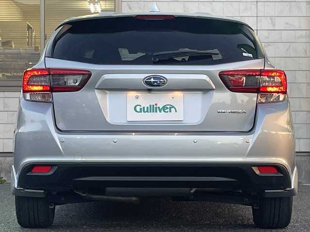 スバル インプレッサ スポーツ 2．0i－Lアイサイト 福岡県 2020(令2)年 0.8万km アイスシルバーメタリック ワンオーナー/純正8インチメモリナビ【NR-MZ300-BIN-4】/(AM/FM/CD/DVD/MusicFolder/iPod/Bluetooth/フルセグTV)/バック/サイド/フロントカメラ/アイサイトver.3/・プリクラッシュブレーキ/・全車速追従機能付クルーズコントロール/・定速クルーズコントロール/・アクティブレーンキープ/・AT誤発進/誤後進抑制制御/後側方警戒支援システム/横滑り防止/オートビークルホールド/電動パーキングブレーキ/Panasonic前方ドライブレコーダー【CA-DR03TDFA】/三菱ETC2.0/革巻きステアリング/パドルシフト/ステアリングスイッチ/シートメモリー(D)/パワーシート(D/N)/純正フロアマット/USB端子/アクセサリーソケット/ISOFIX/スペアキー×1/保証書/取扱説明書/ナビ取扱説明書