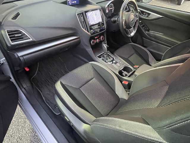 スバル インプレッサ スポーツ 2．0i－Lアイサイト 福岡県 2020(令2)年 0.8万km アイスシルバーメタリック ワンオーナー/純正8インチメモリナビ【NR-MZ300-BIN-4】/(AM/FM/CD/DVD/MusicFolder/iPod/Bluetooth/フルセグTV)/バック/サイド/フロントカメラ/アイサイトver.3/・プリクラッシュブレーキ/・全車速追従機能付クルーズコントロール/・定速クルーズコントロール/・アクティブレーンキープ/・AT誤発進/誤後進抑制制御/後側方警戒支援システム/横滑り防止/オートビークルホールド/電動パーキングブレーキ/Panasonic前方ドライブレコーダー【CA-DR03TDFA】/三菱ETC2.0/革巻きステアリング/パドルシフト/ステアリングスイッチ/シートメモリー(D)/パワーシート(D/N)/純正フロアマット/USB端子/アクセサリーソケット/ISOFIX/スペアキー×1/保証書/取扱説明書/ナビ取扱説明書