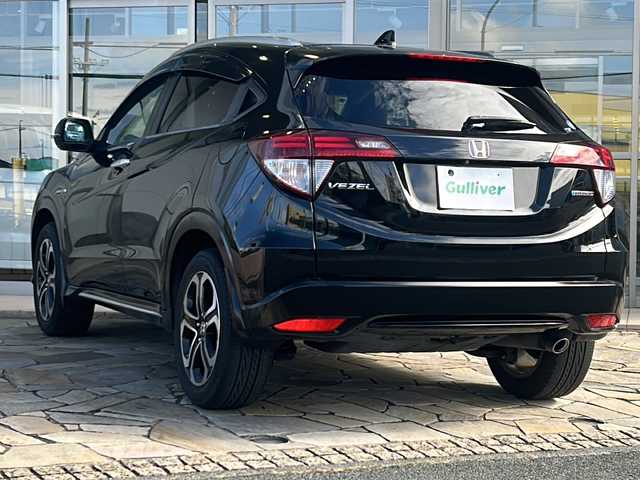 ホンダ ヴェゼル ハイブリッド 静岡県 2017(平29)年 7.2万km クリスタルブラックパール 純正SDナビ/・CD/・DVD/・フルセグＴＶ/・Bluetooth/・HDMI/・USB/・AM/・FM/主要装備/・衝突軽減/・レーンキープ/・追従クルコン/・バックカメラ/・ETC/・ドラレコ/・ハーフレザーシート/・シートヒーターD/N席/・ヒーテッドドアミラー/・ルーフレール/・LEDヘッドライト/・オートライト/・フォグランプ/・パドルシフト/・純正フロアマット/・純正アルミホイール