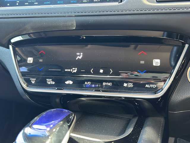 ホンダ ヴェゼル ハイブリッド 静岡県 2017(平29)年 7.2万km クリスタルブラックパール 純正SDナビ/・CD/・DVD/・フルセグＴＶ/・Bluetooth/・HDMI/・USB/・AM/・FM/主要装備/・衝突軽減/・レーンキープ/・追従クルコン/・バックカメラ/・ETC/・ドラレコ/・ハーフレザーシート/・シートヒーターD/N席/・ヒーテッドドアミラー/・ルーフレール/・LEDヘッドライト/・オートライト/・フォグランプ/・パドルシフト/・純正フロアマット/・純正アルミホイール