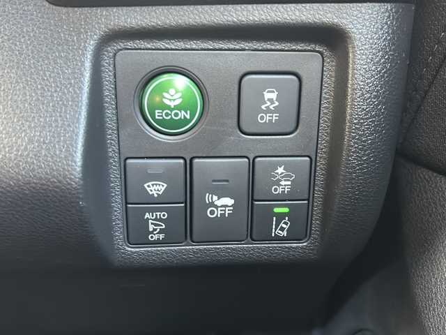 ホンダ ヴェゼル ハイブリッド 静岡県 2017(平29)年 7.2万km クリスタルブラックパール 純正SDナビ/・CD/・DVD/・フルセグＴＶ/・Bluetooth/・HDMI/・USB/・AM/・FM/主要装備/・衝突軽減/・レーンキープ/・追従クルコン/・バックカメラ/・ETC/・ドラレコ/・ハーフレザーシート/・シートヒーターD/N席/・ヒーテッドドアミラー/・ルーフレール/・LEDヘッドライト/・オートライト/・フォグランプ/・パドルシフト/・純正フロアマット/・純正アルミホイール