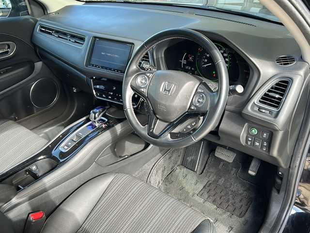 ホンダ ヴェゼル ハイブリッド 静岡県 2017(平29)年 7.2万km クリスタルブラックパール 純正SDナビ/・CD/・DVD/・フルセグＴＶ/・Bluetooth/・HDMI/・USB/・AM/・FM/主要装備/・衝突軽減/・レーンキープ/・追従クルコン/・バックカメラ/・ETC/・ドラレコ/・ハーフレザーシート/・シートヒーターD/N席/・ヒーテッドドアミラー/・ルーフレール/・LEDヘッドライト/・オートライト/・フォグランプ/・パドルシフト/・純正フロアマット/・純正アルミホイール