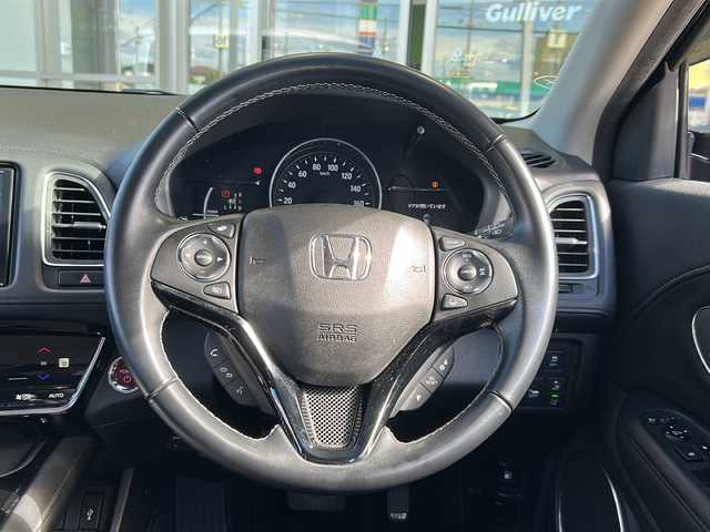 ホンダ ヴェゼル ハイブリッド 静岡県 2017(平29)年 7.2万km クリスタルブラックパール 純正SDナビ/・CD/・DVD/・フルセグＴＶ/・Bluetooth/・HDMI/・USB/・AM/・FM/主要装備/・衝突軽減/・レーンキープ/・追従クルコン/・バックカメラ/・ETC/・ドラレコ/・ハーフレザーシート/・シートヒーターD/N席/・ヒーテッドドアミラー/・ルーフレール/・LEDヘッドライト/・オートライト/・フォグランプ/・パドルシフト/・純正フロアマット/・純正アルミホイール